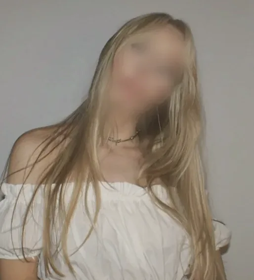 Amira, 20